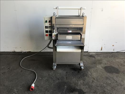 Pasta stacking and cutting machine