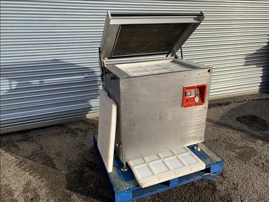 Vacuum skin packer