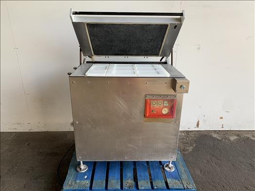 Vacuum skin packer