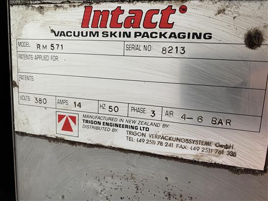 Vacuum skin packer