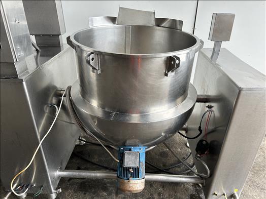 Cooking kettle with emulsifier