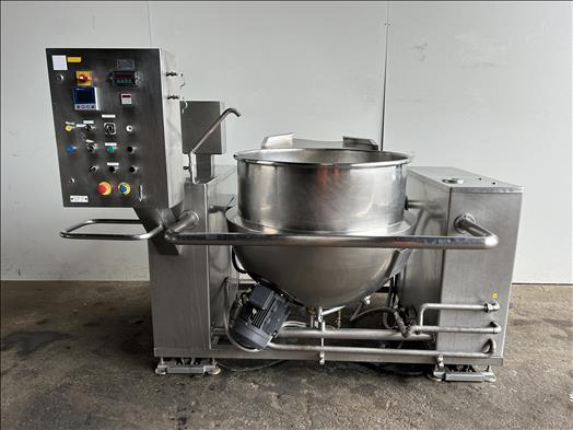 Cooking kettle with emulsifier