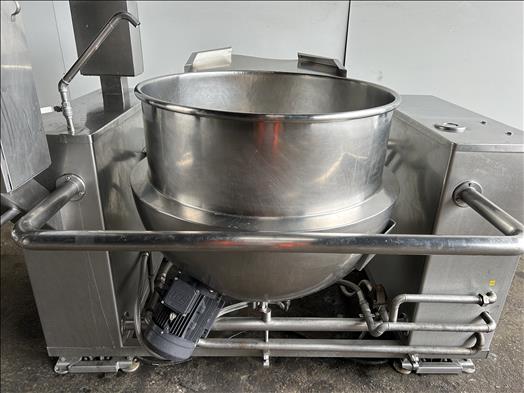 Cooking kettle with emulsifier