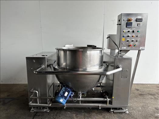 Cooking kettle with emulsifier