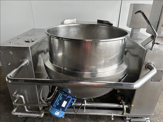 Cooking kettle with emulsifier