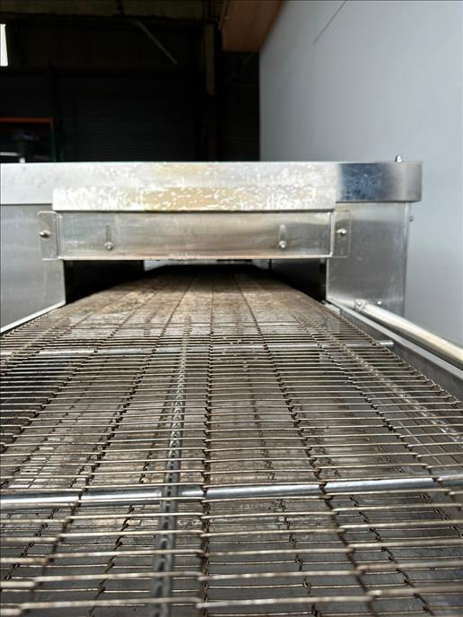 Conveyor grill