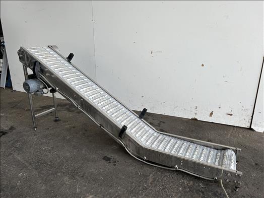 Flighted elevator conveyor