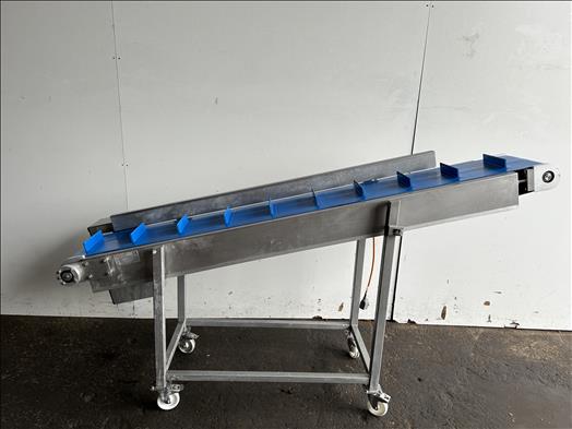 Flighted elevator conveyor