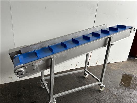 Flighted elevator conveyor