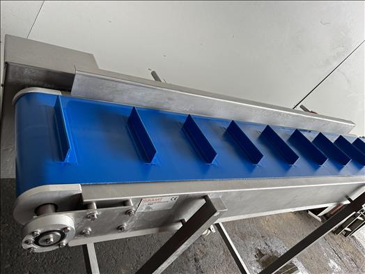 Flighted elevator conveyor