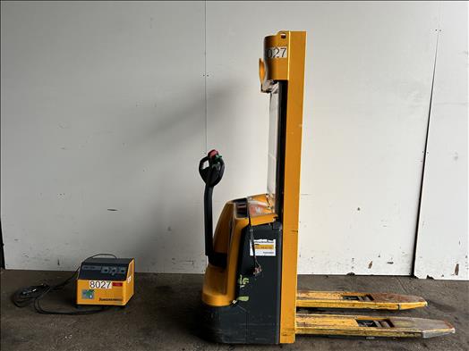 Electric pallet stacker