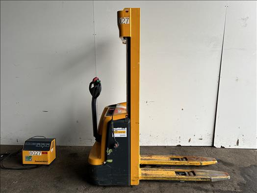 Electric pallet stacker