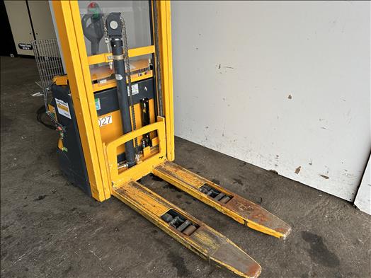 Electric pallet stacker