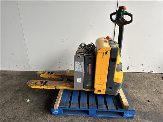 Electric pallet truck