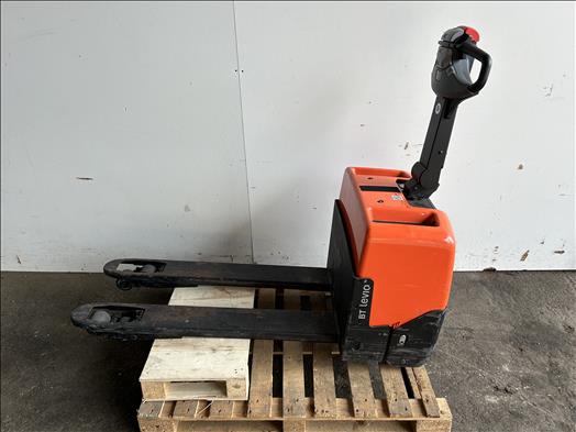 Powered pallet truck