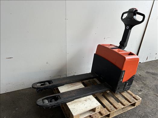 Powered pallet truck