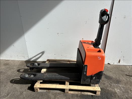 Powered pallet truck