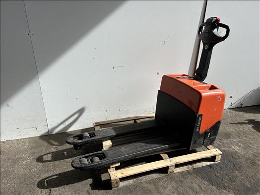 Powered pallet truck