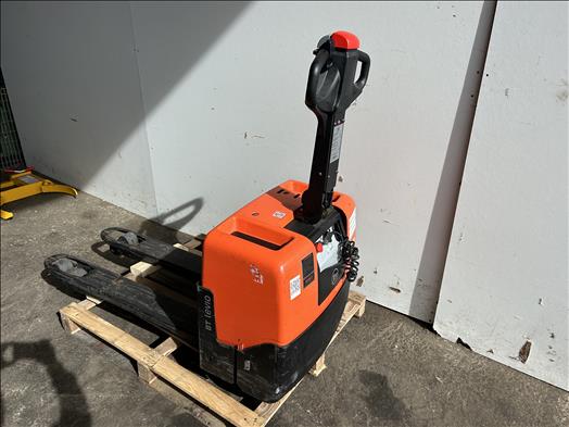 Powered pallet truck