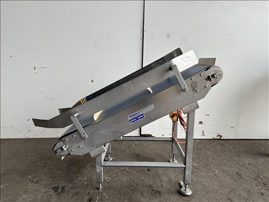 Flighted elevator conveyor