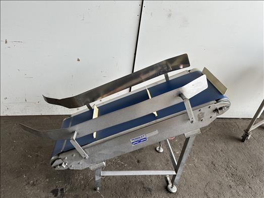 Flighted elevator conveyor