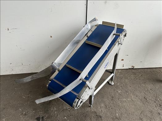 Flighted elevator conveyor