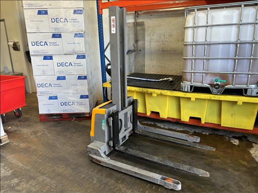 Electric pallet truck