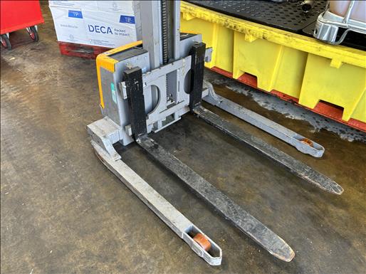 Electric pallet truck