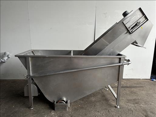 Bucket elevator washing conveyor