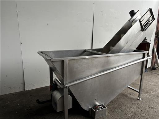 Bucket elevator washing conveyor