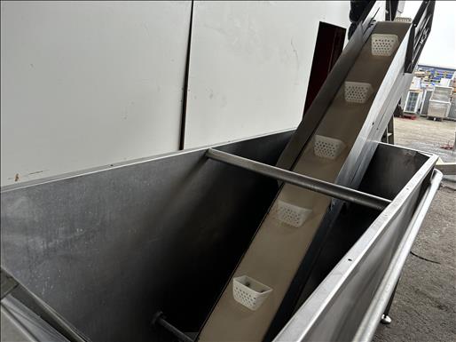 Bucket elevator washing conveyor