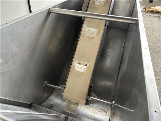 Bucket elevator washing conveyor