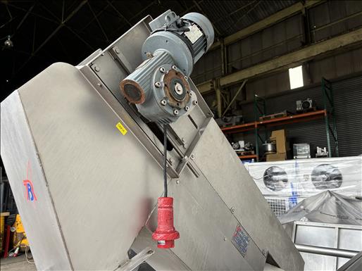 Bucket elevator washing conveyor