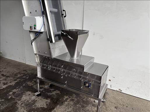 Bucket elevator conveyor