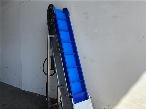 Flighted elevator conveyor