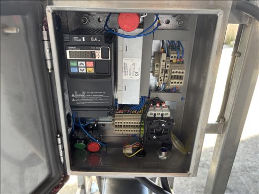 Flighted elevator conveyor