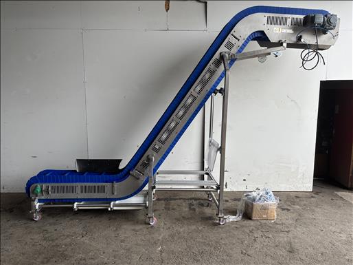 Flighted elevator conveyor