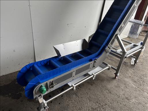 Flighted elevator conveyor