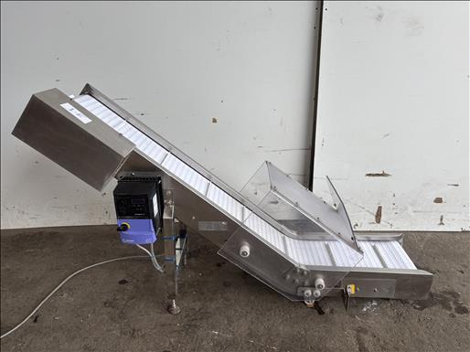 Flighted elevator conveyor