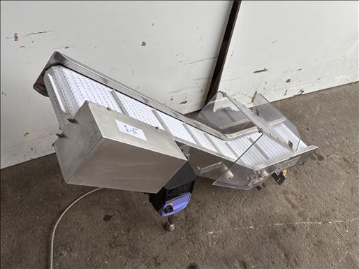 Flighted elevator conveyor