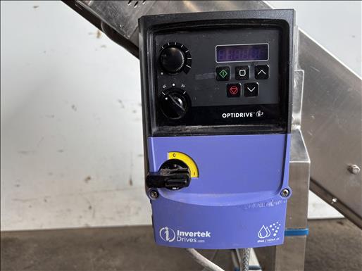 Flighted elevator conveyor