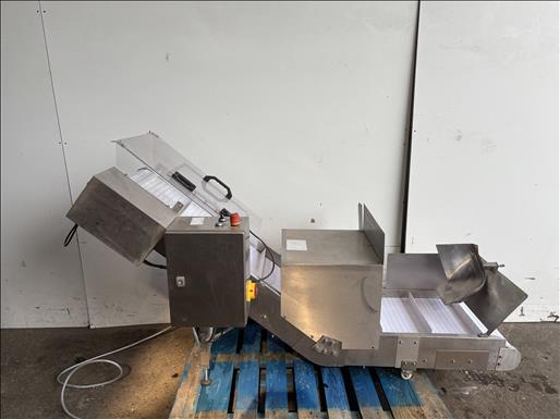 Flighted elevator conveyor