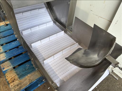 Flighted elevator conveyor