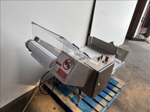 Flighted elevator conveyor