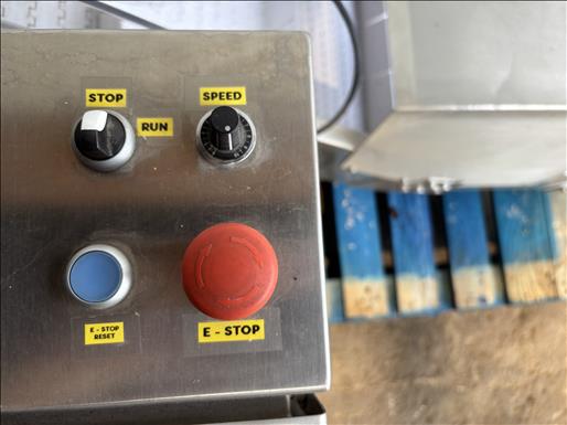 Flighted elevator conveyor