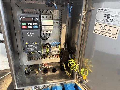 Flighted elevator conveyor