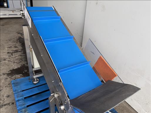 Flighted elevator conveyor