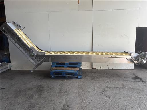 Flighted elevator conveyor