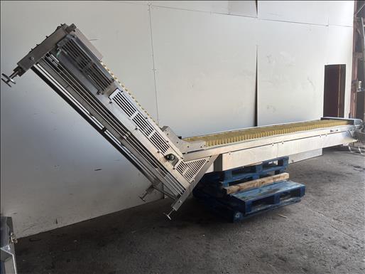Flighted elevator conveyor