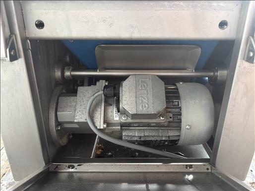 Hopper and screw feeder